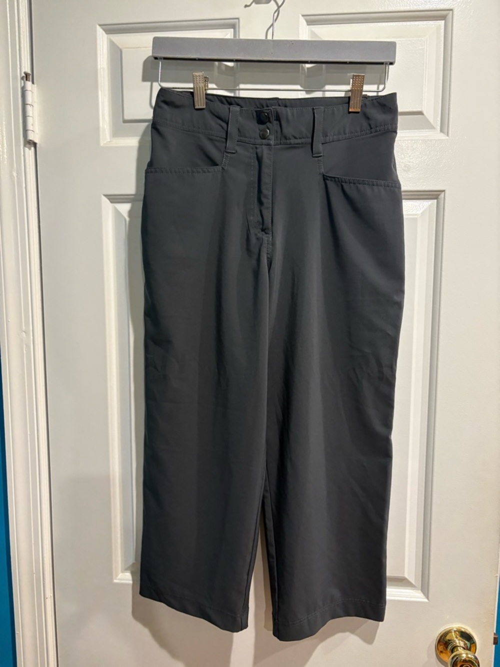 Anatomie stretchy lightweight travel capri pants sz M gray